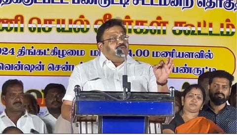 பண்ருட்டியில் நடைபெற்றக் கூட்டத்தில் பேசும் அன்புமணி மைத்துனரும், கடலூர் காங்கிரஸ் வேட்பாளருமான விஷ்ணுபிரசாத்