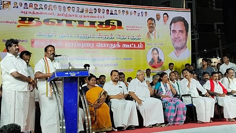 கரூர் பொதுக்கூட்டத்தில் காங்கிரஸ் வேட்பாளர் ஜோதிமணியை ஆதரித்து பேசுகிறார் அக்கட்சியின் மாநிலத் தலைவர் செல்வப்பெருந்தகை.