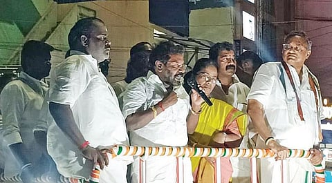 தேவகோட்டையில் காங்கிரஸ் வேட்பாளர் கார்த்தி சிதம்பரத்தை ஆதரித்து பிரச்சாரம் செய்த நடிகர் கருணாஸ்.