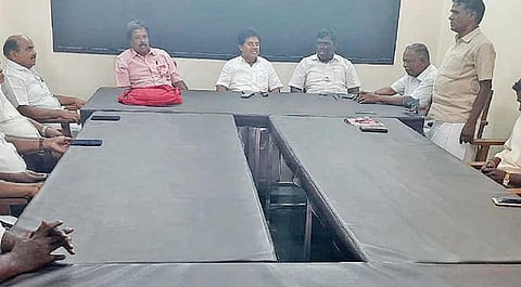 திருப்பூர் சிஐடியு மாவட்ட அலுவலகத்தில் நேற்று நடைபெற்ற அனைத்து பனியன் தொழிற்சங்க நிர்வாகிகள் கூட்டத்தில் பங்கேற்றோர்.