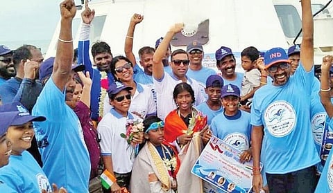 தனுஷ்கோடி அரிச்சல்முனையில் அரவிந்த் தருண் ஸ்ரீ, தாரகை ஆராதனா, நிஷ்விக் ஆகியோரை வரவேற்ற கடலோர படை மற்றும் கடலோரப் பாதுகாப்புக் குழுமத்தினர்.