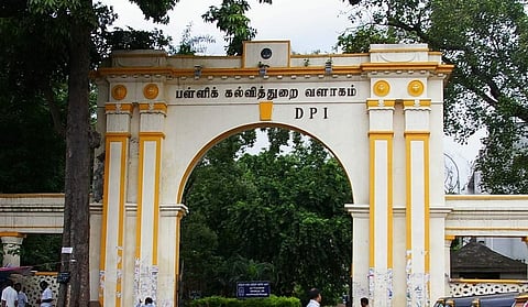 அரசு பள்ளி வளாகங்களில் செயல்படும் கல்வி அலுவலகங்களை இடமாற்றம் செய்ய உத்தரவு