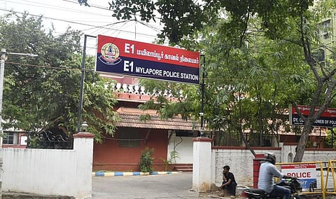 மயிலாப்பூரில் இருசக்கர வாகனத்தில் சென்றவரிடம் 6 பேர் கும்பல் கத்தியை காட்டி மிரட்டி ரூ.1.50 கோடி வழிப்பறி?