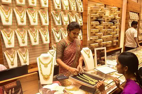 தங்கம் விலை தொடர்ந்து உயர்வு: பவுன் ரூ.52 ஆயிரத்தை எட்டி புதிய உச்சம்