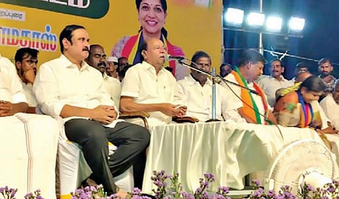 தருமபுரி வள்ளலார் திடலில் நடந்த தேர்தல் பிரச்சார பொதுக் கூட்டத்தில் பாமக நிறுவனர் மருத்துவர் ராமதாஸ் பேசினார