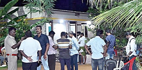 திருநெல்வேலி பாளையங்கோட்டை மகாராஜ நகரில் உள்ள மத்திய மாவட்ட திமுக அலுவலகத்தில் நேற்று இரவு சோதனை மேற்கொண்ட வருமான வரித் துறை அதிகாரிகள். படம்: மு.லெட்சுமி அருண்