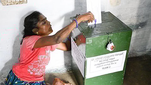 ஈரோடு மக்களவைத் தொகுதிக்கு மாற்றுத்திறனாளி ஒருவர் வியாழக்கிழமை தனது இல்லத்தில் வாக்களித்தார்.