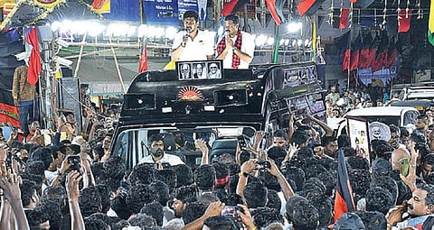 தஞ்சாவூர் மக்களவைத் தொகுதி திமுக வேட்பாளர் முரசொலியை ஆதரித்து தஞ்சாவூர் கீழவாசல் காமராஜர் சிலை அருகே நேற்று பிரச்சாரம் செய்த அமைச்சர் உதயநிதி ஸ்டாலின். படம்: ஆர்.வெங்கடேஷ்.