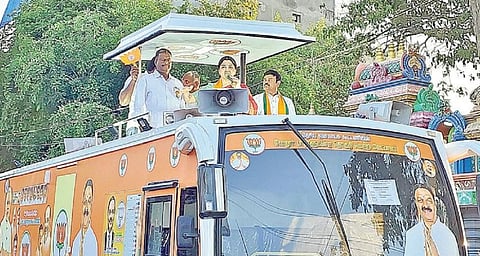 ஆலங்காயம் பேரூராட்சி அலுவலகம் அருகே பாஜக கூட்டணி கட்சி வேட்பாளர்ஏ.சி.சண்முகத்தை ஆதரித்து நடிகை குஷ்பு நேற்று தேர்தல் பிரச்சாரம் செய்தார்.