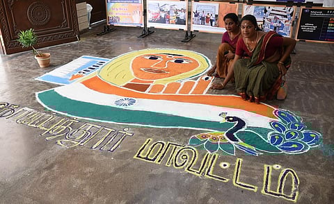 கோவை ஆட்சியர் அலுவலகத்தில் கோலமிட்டு வாக்குப்பதிவு விழிப்புணர்வு ஏற்படுத்திய திருநங்கைகள். | படம்: ஜெ.மனோகரன்