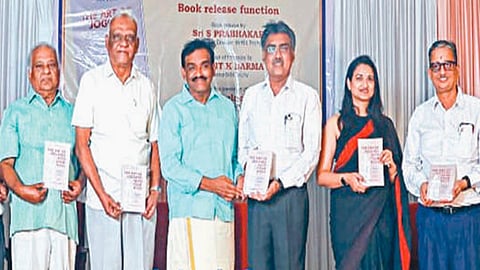 திருச்சியில் நேற்று நடைபெற்ற `குறளில் மேலாண்மை' ஆங்கில நூல் வெளியீட்டு விழாவில் பங்கேற்ற ஹைடெக் முத்தையா, ஹரிஹர் அலாய்ஸ் நிறுவனத்தின் திருநாவுக்கரசு, நூலாசிரியர் சோம.வீரப்பன், பெல் நிறுவன பொது மேலாளர் கமலக்கண்ணன், பேராசிரியர் மஃப்ரூஜா சுல்தானா, சாஸ்த்ரா பல்கலைக்கழகத்தின் பத்ரிநாத்.