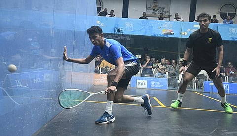 வேலவன் செந்தில்குமார் (இடது பக்கம் உள்ளவர்)