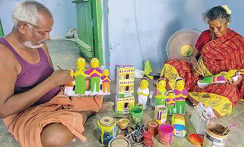 பங்குனி பொங்கல் விழாவுக்காக விருதுநகரில் தயாராகி வரும் நேர்த்திக்கடன் பொம்மைகளுக்கு வண்ணம் பூசும் பணியில் ஈடுபட்ட நாகராஜன்.