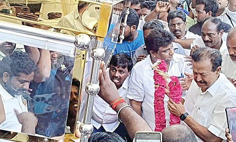 விக்கிரவாண்டி எம்எல்ஏ புகழேந்தி உடலுக்கு கண்ணீர் மல்க அஞ்சலி செலுத்திய அமைச்சர் பொன்முடி உள்ளிட்டோர்.