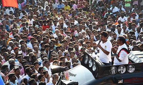 தமிழக இளைஞரணி மாநில செயலாளர் உதயநிதி ஸ்டாலின், சேலத்தை அடுத்த ஓமலூரில், சேலம் மக்களவைத் தொகுதி திமுக வேட்பாளர் டி.எம்.செல்வகணபதியை ஆதரித்து இன்று பிரச்சாரத்தில் ஈடுபட்டார். | படம்: எஸ்.குரு பிரசாத்