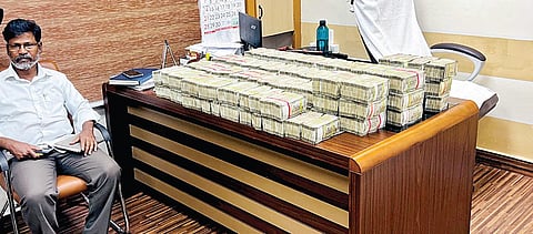 நெல்லை எக்ஸ்பிரஸ் ரயிலில் இருந்து கட்டு கட்டாக கைப்பற்றப்பட்ட பணம்.