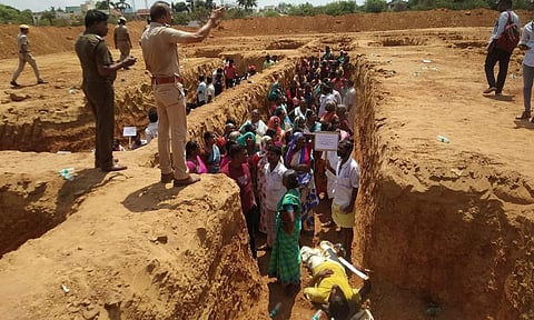 வடலூர் பெருவெளியில் சர்வதேச மையம் கட்ட அஸ்திவராம் தோண்டப்பட்ட பள்ளத்தில் பார்வதிபுரம் கிராம மக்கள் இறங்கி போராட்டத்தில் ஈடுபட்டனர்.