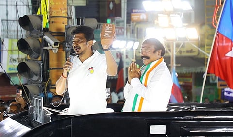 கிருஷ்ணகிரி ரவுண்டானா பகுதியில் காங்கிரஸ் வேட்பாளர் கோபிநாத்தை ஆதரித்து, திமுக இளைஞர் செயலாளரும், அமைச்சருமான உதயநிதிஸ்டாலின் வேனில் பிரச்சாரம் மேற்கொண்டார்.