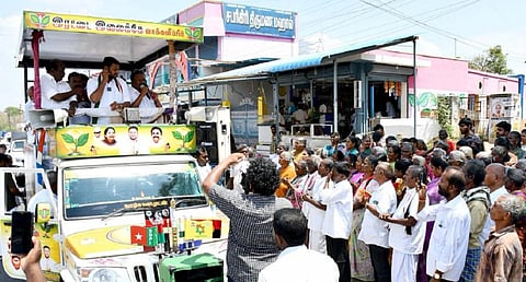 திண்டுக்கல் பகுதியில் சுட்டெரிக்கும் வெயிலில் இருந்து தப்பிக்க மேற்கூரை பொருத்தப்பட்ட வாகனங்களில் பிரச்சாரத்துக்கு சென்ற அதிமுக வேட்பாளர். படம் : நா. தங்கரத்தினம்.