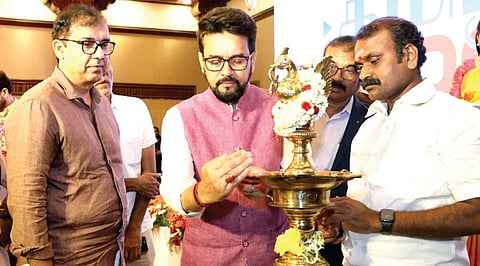 ‘தமிழ் ஜனம்’ தொலைக்காட்சியின் ஒளிபரப்பு சேவையை மத்திய அமைச்சர்கள் அனுராக் சிங் தாக்குர், எல்.முருகன் தொடங்கி வைத்தனர். உடன் ‘தமிழ் ஜனம்’ தொலைக்காட்சியின் நிர்வாக இயக்குநர் மது உள்ளிட்டோர். படம்: ம.பிரபு