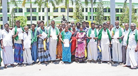 கிருஷ்ணகிரி அணை கட்ட நிலம் கொடுத்தவர்களுக்கு வழங்கப்பட்ட மாற்று இடத்துக்கு 70 ஆண்டுகளாக பட்டா வழங்காததைக் கண்டித்து, தேர்தலைப் புறக்கணிக்கப் போவதாகக் கூறி , நேற்று ஆட்சியர் அலுவலகத்தில் மனு அளிக்க திரளாக வந்த சோக்காடி ஊராட்சிக்கு உட்பட்ட கிராம மக்கள்.