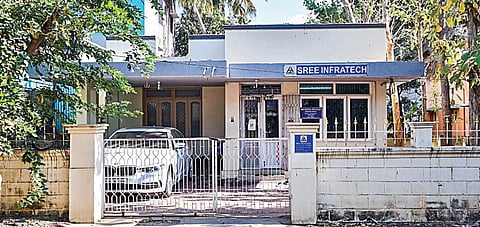 திருச்சி கே.கே.நகர் தென்றல் நகரில் வருமான வரித்துறை அதிகாரிகள்
சோதனை நடத்திய ‘ஸ்ரீ இன்ப்ராெடக்’ நிறுவனம். படம்: ர.செல்வமுத்துகுமார்