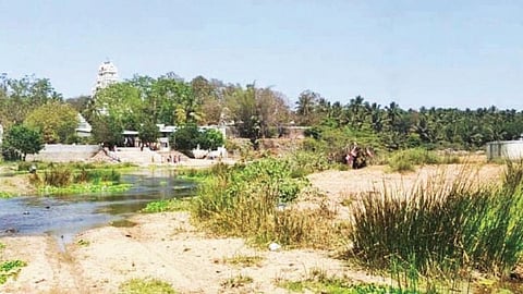 காவேரிப்பட்டணம் அருகே பெண்ணேஸ்வரமடம் தென்பெண்ணை ஆற்றில் கூட்டுக் குடிநீர் திட்ட நீர் உறிஞ்சி கிணறு உள்ள பகுதியில் செல்லும் தண்ணீர்.