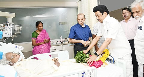 மறைந்த ஆர்.எம்.வீரப்பன் உடலுக்கு முதல்வர் மு.க.ஸ்டாலின் மாலை அணிவித்து அஞ்சலி செலுத்தி, குடும்பத்தினருக்கு ஆறுதல் கூறினார். அமைச்சர் பி.கே.சேகர்பாபு, தயாநிதி மாறன் எம்.பி. உடனிருந்தனர்.