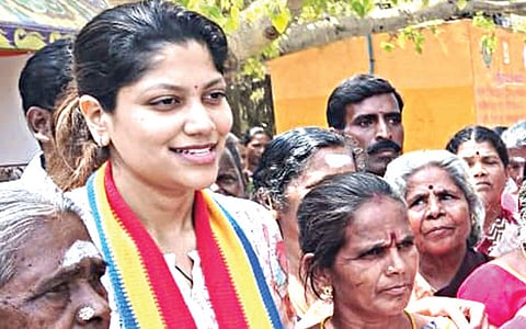 தருமபுரி குமாரசாமிபேட்டை பகுதியில் நேற்று அன்புமணியின் 2-வது மகள் சங்கமித்ரா பிரச்சாரம் மேற்கொண்டார்.