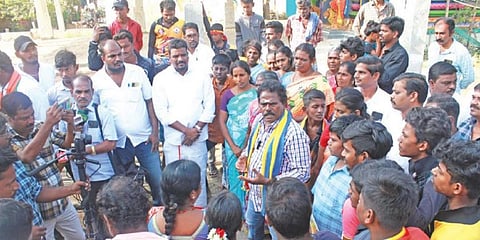 குறிஞ்சிப்பாடி அருகே தம்பிப்பேட்டையில் வாக்கு சேகரித்த பாமக வேட்பாளர் தங்கர் பச்சான்.