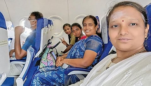 கோவையில் இருந்து விமானத்தில் சென்னைக்கு பயணம் செய்த கிளுவன்காட்டூர் அரசுப் பள்ளி மாணவிகளுடன், ஆசிரியைகள்.