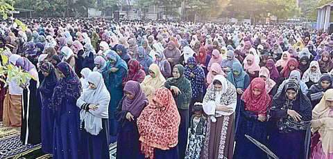 தென்காசி மாவட்டம் கடைய நல்லூரில் தவ்ஹீத் ஜமாஅத் சார்பில் நேற்று நடைபெற்ற ரம்ஜான் சிறப்புத் தொழுகையில் பங்கேற்ற முஸ்லிம் பெண்கள். படம்: மு.லெட்சுமி அருண்