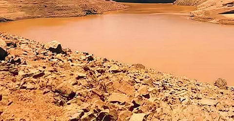 நீலகிரி மாவட்டத்தில் போதிய மழை பெய்யாததால், தண்ணீரின்றி வறண்டு காணப்படும் எமரால்டு அணை.