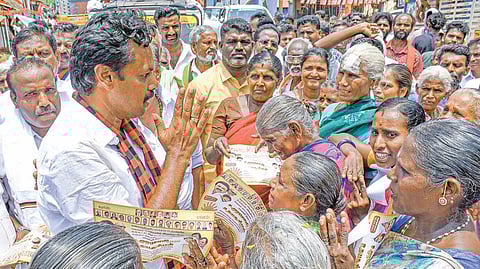 செங்கிப்பட்டி பகுதியில் நேற்று தேர்தல் பிரச்சாரத்தில் ஈடுபட்ட திமுக வேட்பாளர் ச.முரசொலி. படம்: ஆர்.வெங்கடேஷ்