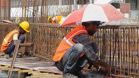 தகதகக்கும் வெப்பம்... புலம்பெயர் கட்டுமான தொழிலாளர்களின் பணி அனுபவ பகிர்வு