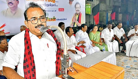 வேலூர் மக்களவை தொகுதி திமுக வேட்பாளராக போட்டியிடும் கதிர் ஆனந்துக்கு ஆதரவாக கிருபானந்த வாரியார் சாலையில் நடைபெற்ற பிரச்சார கூட்டத்தில் பேசும் நாஞ்சில் சம்பத்.படம்: வி.எம்.மணிநாதன்.