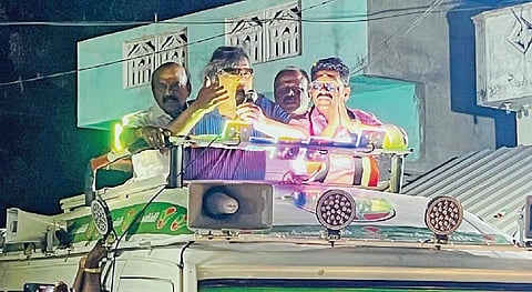 மதுரை கீழப்பனங்காடி பகுதியில் அதிமுக வேட்பாளர் சரவணனுக்கு ஆதரவாக பிரச்சாரம் செய்த நடிகர் கார்த்திக்.