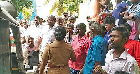 ராஜபாளையம் அருகே அருள்புதூர் ஊராட்சியில் பிரச்சாரத்தில் ஈடுபட்ட திமுக வேட்பாளரிடம் அடிப்படை வசதி இல்லை என புகார் தெரிவித்தவரை சமாதானப்படுத்திய போலீஸார்.