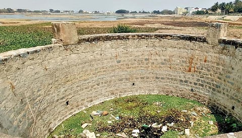 ஓசூர் ராமநாயக்கன் ஏரியில் கடந்த காலங்களில் குடிநீர் திட்டத்துக்காக தோண்டப்பட்ட கிணறு. தற்போது, பராமரிப்பின்றி பயன்பாடு இல்லாமல் பாழ்பட்டு உள்ளது.