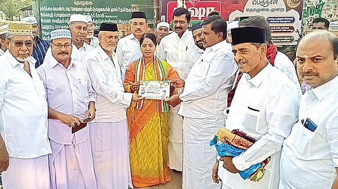 மயிலாடுதுறை அருகே வடகரை பகுதியில் பிரச்சாரத்தில் ஈடுபட்ட காங்கிரஸ் வேட்பாளர் ஆர்.சுதா.