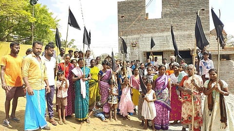 சூளகிரி அருகே மேலுமலை அடுத்த ஓட்டையப்பன் கெட்டாய் கிராமத்தில் சாலை, குடிநீர் உள்ளிட்ட அடிப்படை வசதிகள் செய்து தரக்க கோரி கிராம மக்கள் வீடுகளில் கருப்புக் கொடி கட்டி தேர்தல் புறக்கணிப்பில் ஈடுபட்டுள்ளனர்.