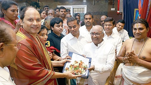 தி.நகர் வெங்கடே ஸ்வர பெருமாள் கோயில் விரிவாக்கப் பணிகளுக்காக சென்னை ஜி.ஆர்.டி. குழும தலைவர் ஜி.ஆர்.ராஜேந்திரன் ரூ.1 கோடிக்கான காசோலையை திருமலை திருப்பதி தேவஸ்தானத்தின் தமிழ்நாடு மற்றும் புதுச்சேரி ஆலோசனை குழுத் தலைவர் ஏ.ஜே .சேகர் ரெட்டியிடம் வழங்கினார். ஜி.ஆர்.டி. குழுமத்தின் இயக்குநர்கள் ஜி.ஆர்.அனந்தபத்ம நாபன் , ஜி.ஆர்.ராதா கிருஷ்ணன் மற்றும் குடும்பத்தினரும் உடனிருந்தனர்.