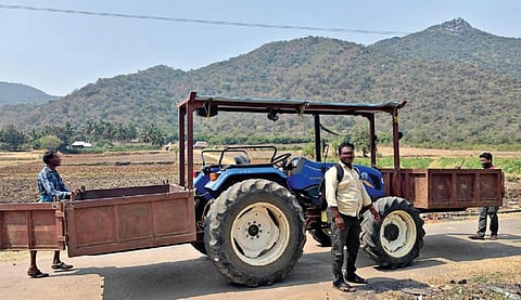 தருமபுரி மாவட்டம் பென்னாகரம் ஒன்றியம் அலகட்டு மலைக் கிராமத்துக்கு நபர்களையும், பொருட்களையும் ஏற்றிச் செல்லும் வகையில் பிரத்தியேக வசதிகள் செய்யப்பட்டு இயக்கப்பட்டு வரும் டிராக்டர்.