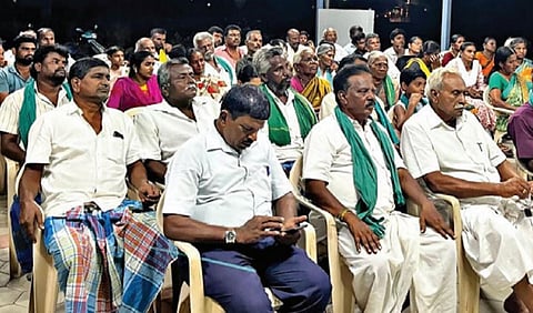 சிப்காட் திட்டத்துக்கு எதிர்ப்பு தெரிவித்து, மோகனூர் அருகே வளையப்பட்டியில் நேற்று முன்தினம் இரவு காத்திருப்பு மற்றும் உண்ணாவிரதப் போராட்டத்தில் ஈடுபட்ட சிப்காட் எதிர்ப்பு இயக்கத்தினர்.