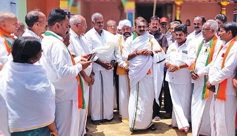 கேத்தியில் பிரச்சாரம் செய்த பாஜக வேட்பாளர் எல்.முருகன். படம்: ஆர்.டி.சிவசங்கர்.