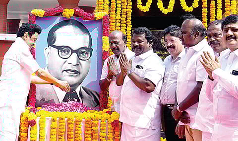 அம்பேத்கர் மணிமண்டபத்தில் அவரது படத்துக்கு முதல்வர் ஸ்டாலின் மரியாதை செலுத்தினார். உடன் தயாநிதி மாறன் எம்.பி., அமைச்சர் மா.சுப்பிரமணியன், தமிழ்நாடு காங்கிரஸ் தலைவர் செல்வப்பெருந்தகை.
| படம்: எஸ்.சத்தியசீலன் |