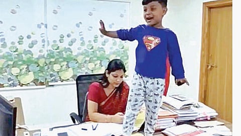 பமேளா சத்பதி ஐஏஎஸ் அலுவலக மேஜையில் விளையாடும் மகன்.