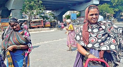 ஓசூர் பேருந்து நிலையத்தில் கைக்குழந்தையை சுமந்தபடி யாசகம் பெறும் பெண்கள்