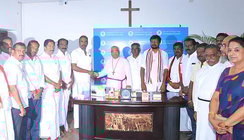 கோவை ரேஸ்கோர்ஸில் உள்ள சிஐஎஸ் பிஷப் திமோத்தி ரவீந்தரை சந்தித்து ஆதரவு திரட்டிய முன்னாள் அமைச்சர் எஸ்.பி.வேலுமணி தலைமையிலான அதிமுக வேட்பாளர்கள் மற்றும் எம்.எல்.ஏக்கள்