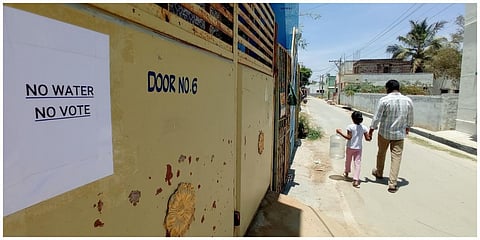 ஓசூர் மாநகராட்சிக்குட்பட்ட கேசிசி நகர் குடியிருப்புகளில் ஒட்டப்பட்டுள்ள “நோ வாட்டர் நோ ஓட்டு” போஸ்டர்.